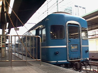 東京駅を離れる回送列車