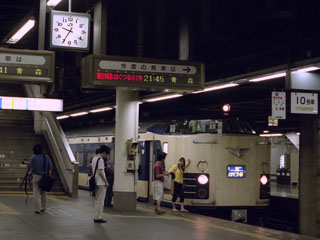 上野駅14番線に停車中のはくつる81号