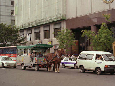 函館駅前ロータリーを通行中の馬車