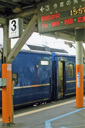 熊本駅で発車を待つはやぶさ