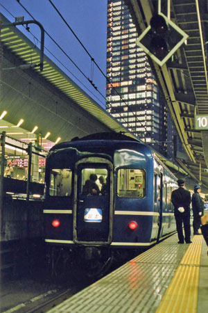 東京駅で発車を待つ富士