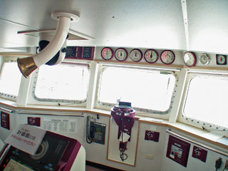 ブリッジ中央部　操舵輪の前の空間