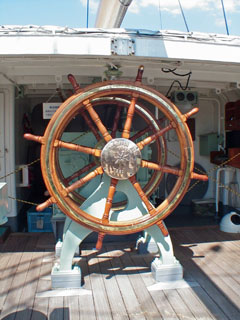 帆走用の大きな操舵輪