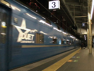 大阪駅3番線から発車する「なは・あかつき」