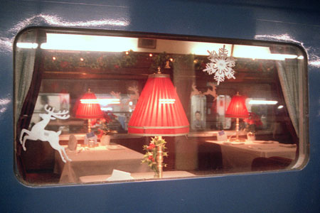 クリスマスの飾り付けをした北斗星の食堂車