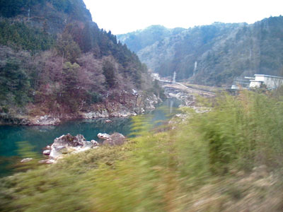 特急ひだ13号の車内から見た飛騨川
